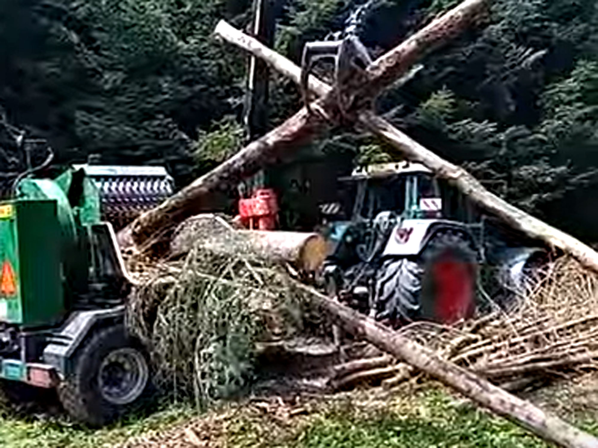 Holzhacker Schnitzel Wüst BBHK 100 - FFT Farm- und Forstteam BERN