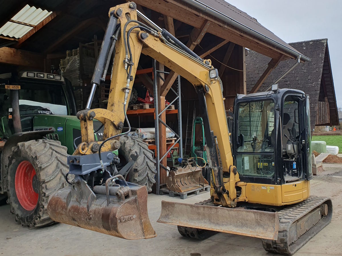Bagger CAT 5 Tonnen mit Planierlöffel und zwei Grablöffel - FFT Farm- und Forstteam - Bern Solothurn